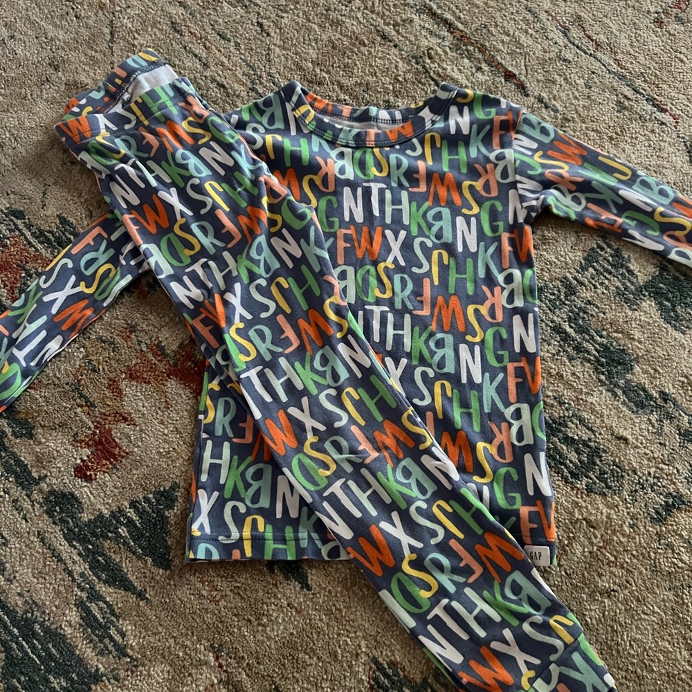 Baby gap pjs size 5years